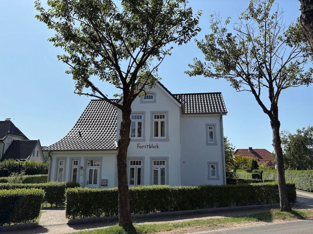 Eine weiße Villa wie sie typisch ist für die Nordsee