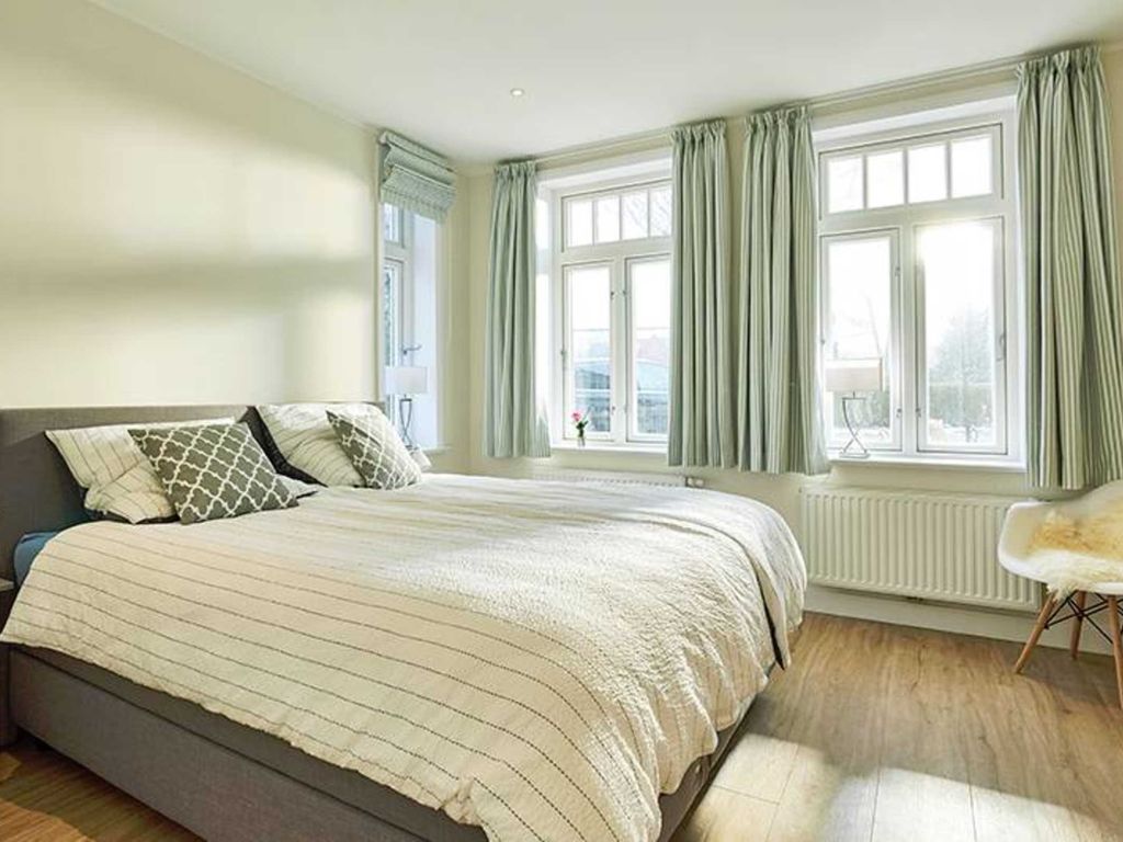Das Schlafzimmer im Erdgeschoss mit Boxspringbett