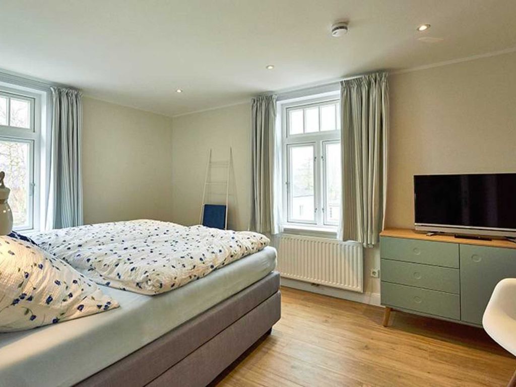 Das zweite Schlafzimmer im Obergeschoss hat auch ein Boxspringbett.