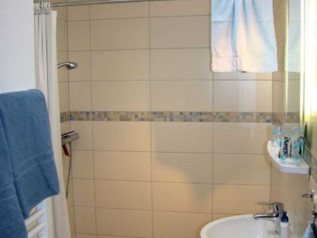 Das neu renovierte Badezimmer befindet sich direkt neben dem Schlafzimmer. Durch das große Oberfenster wirkt es hell und offen. Fön, Schminkspiegel und natürlich ausreichend Handtücher sind vorhanden.