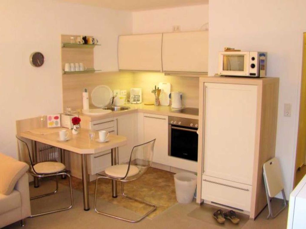 In unserer Einbauküche befindet sich alles, was zum kochen benötigt wird für zwei und mehr Personen.

Hierzu gehören neben Wasserkocher, Kaffeemaschine, Toaster auch die Microwelle und die Spülmaschine.