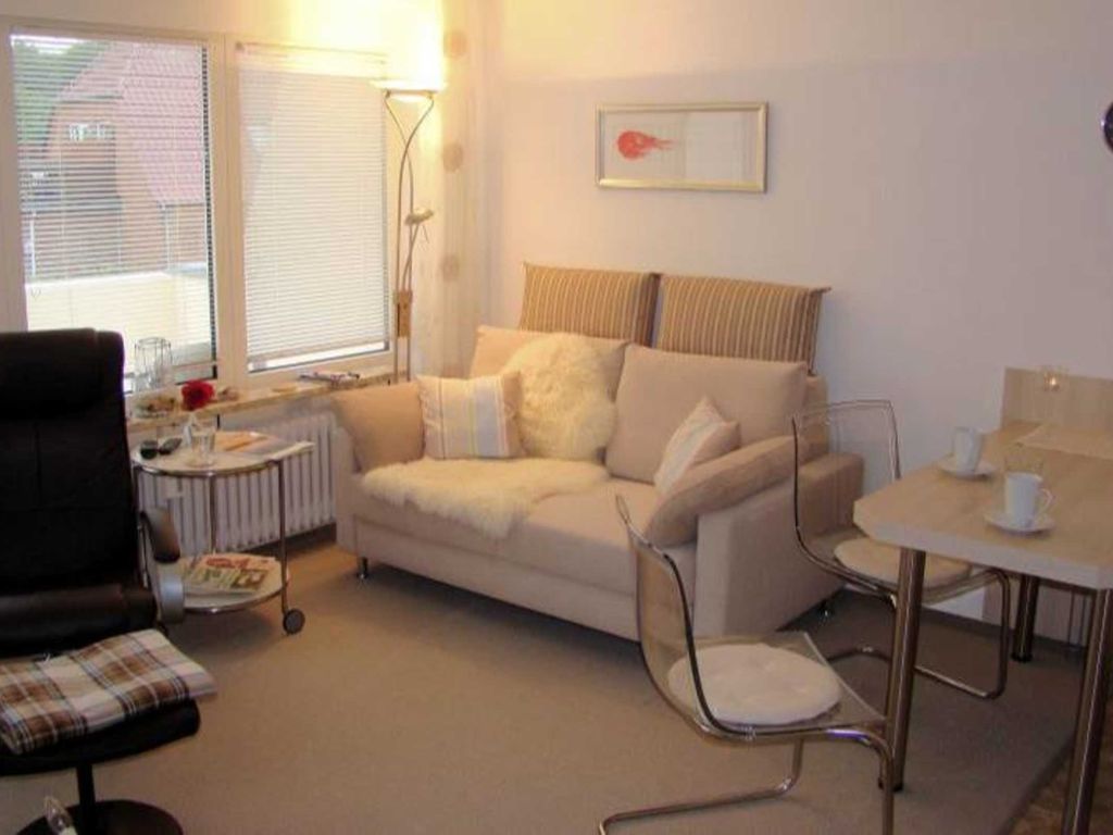 Das große helle Wohnzimmer ist mit TV und Sat-Reciever, DVD-Player ausgestattet und einer Auswahl verschiedener Gesellschaftsspiele. Man kann es sich entweder auf der Schlaf-Couch oder dem gemütlichen Leder-Sessel bequem machen. Vom Wohnzimmer aus gelangt man auch auf den großen Südbalkon.