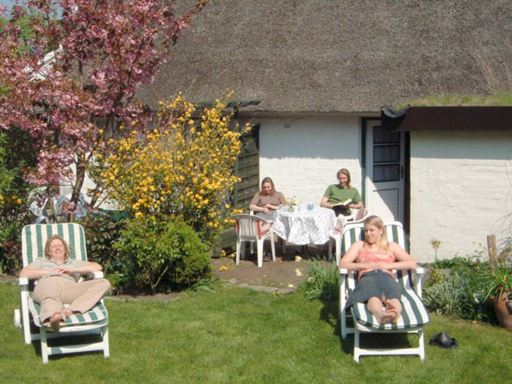 Die gemütliche Südterrasse mit Garten lädt zum verweilen ein.