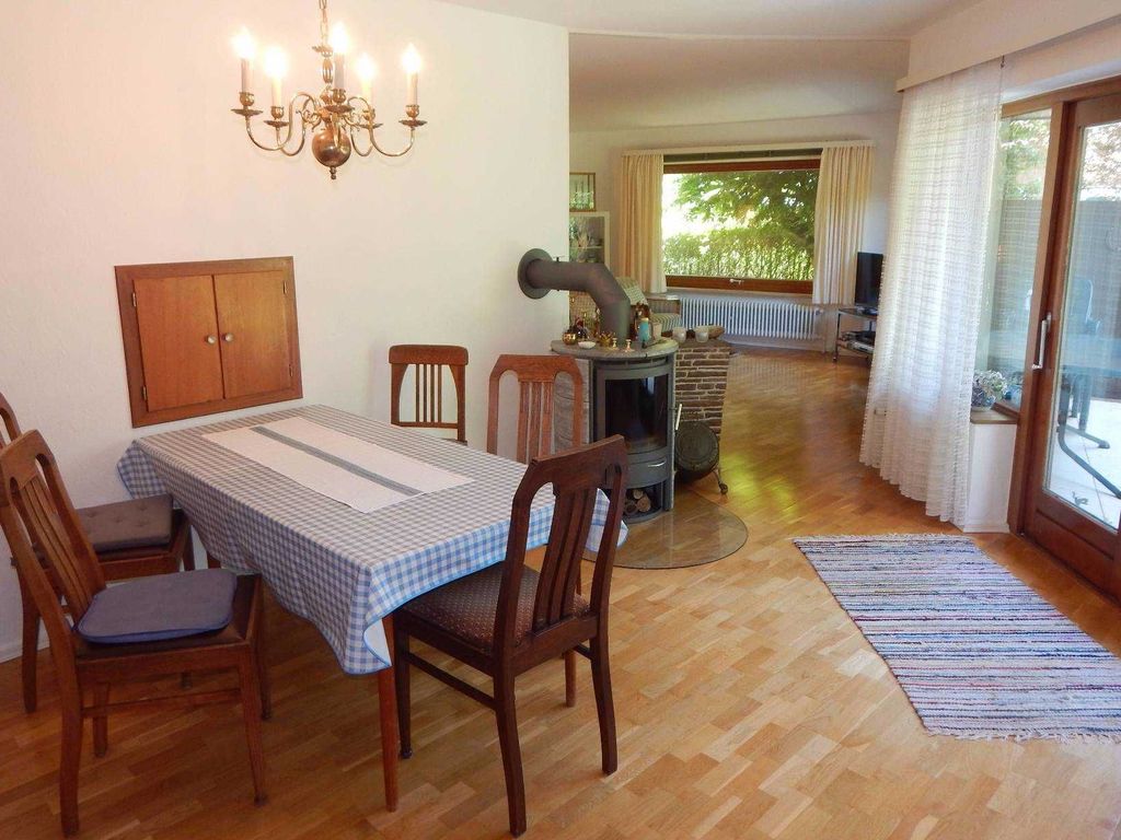 Das geräumige Esszimmer mit Blick zur Terrasse und Garten. 
Direkt anliegend befindet sich die Sitzecke.