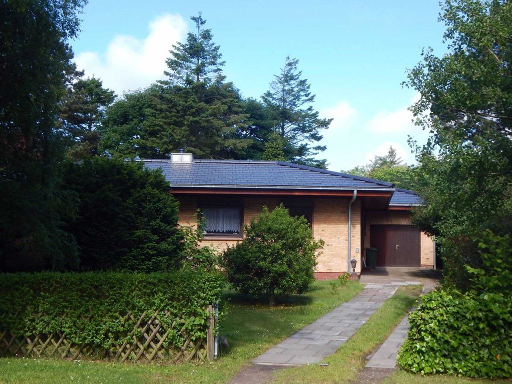 Freistehendes Einzelhaus ruhig und strandnah gelegen (500 m zum Badestrand)mit Garten. 100 m² Wohnfläche(Parterre) mit 4 Zimmern und separater Küche bieten viel Platz für die ganze Familie.###br###Eine Terrasse nach Südwesten lädt ein zum Erholen.
