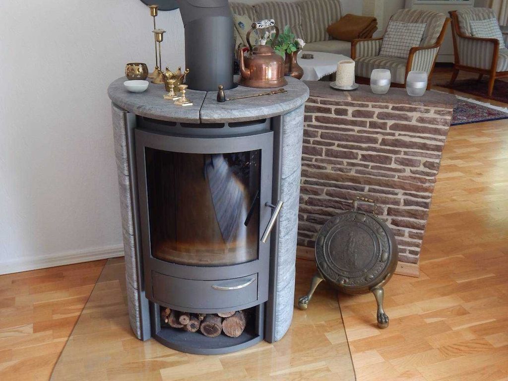 Der Kamin im Wohnzimmer sorgt für Behaglichkeit.