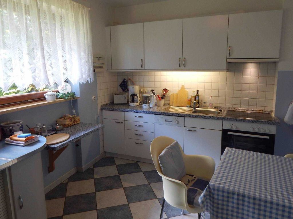 Die voll ausgestattete Küche mit direkter Verbindung zum Wohnzimmer mit einer Durchreiche.