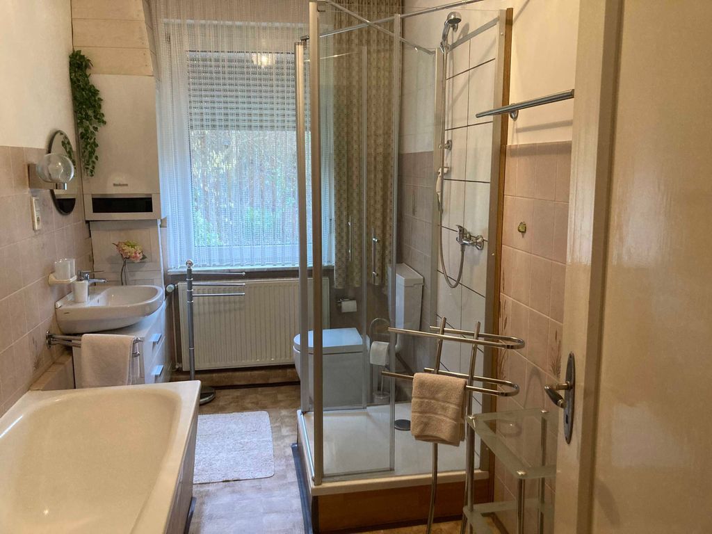 Bad mit Dusche und Wanne