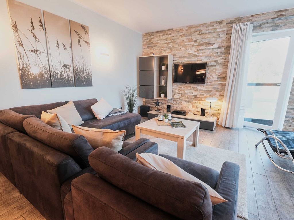 Das XXL-Kuschelsofa ist ideal für einen ausgedehnten Fernsehabend, mit Sky-Pay-TV, Netflix, Prime Video und Soundsystem.