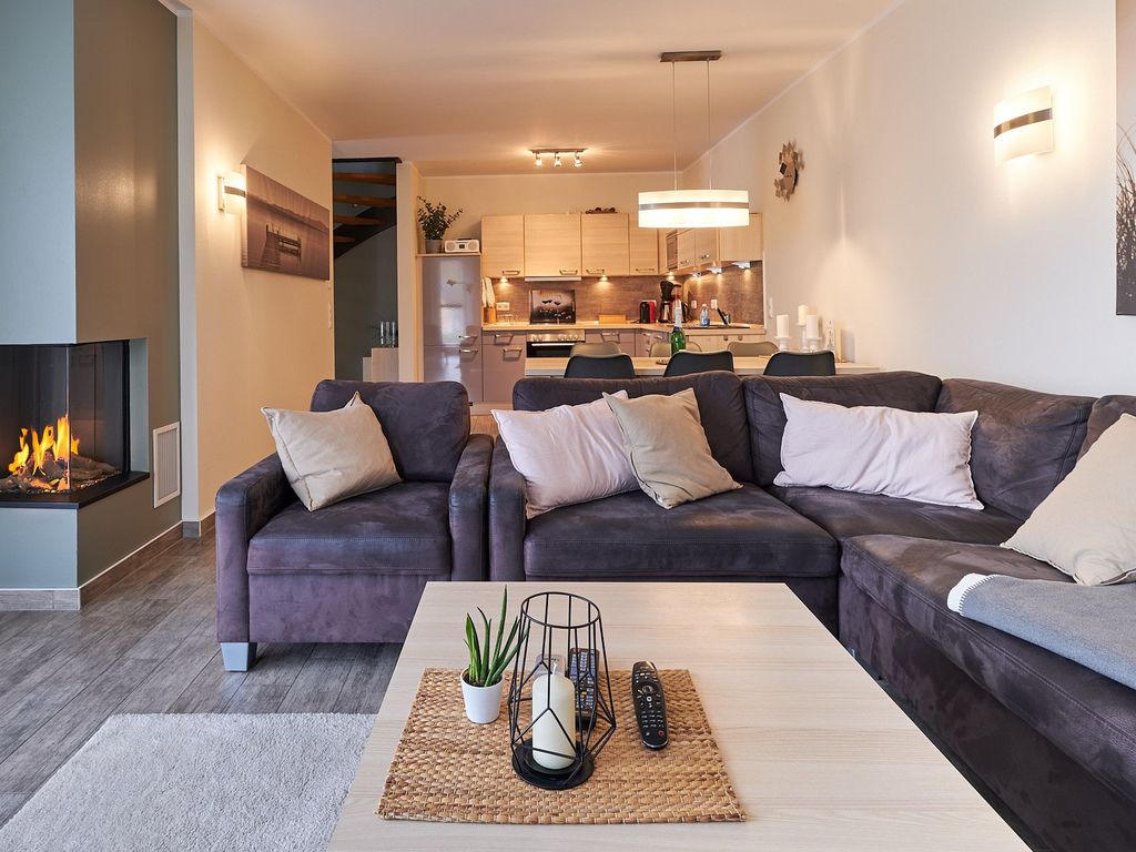 XXL Relaxcouch, Gaskamin und Streaming TV Abos (Netflix & Prime Video) für den entspannten Urlaubsabend