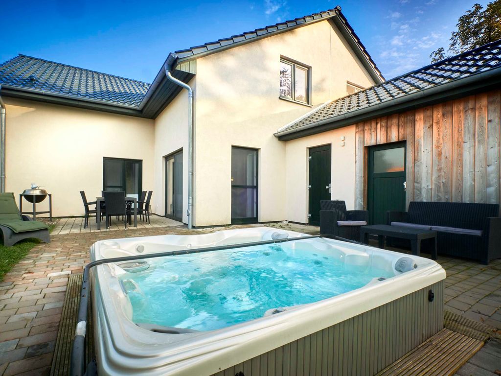 Der Garten bietet mit einer Terrasse zum Essen, einem Holzkohlegrill, einer Relax Sitzgruppe und Sonnenliegen und Sonnenschirm im privaten Garten alles für einen entspannten Urlaub
