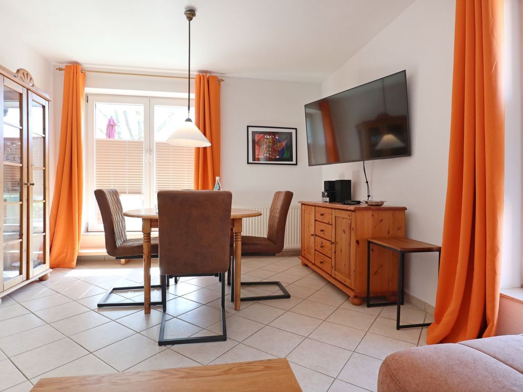 Goosbrink Whg. 29 - Blick vom Sofa auf den offenen Essbereich und den TV
