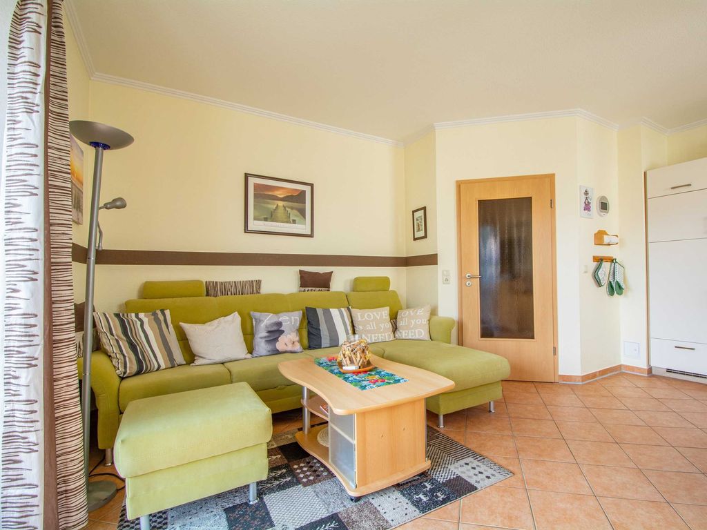 Das gemütliche Wohnzimmer mit Couchgarnitur