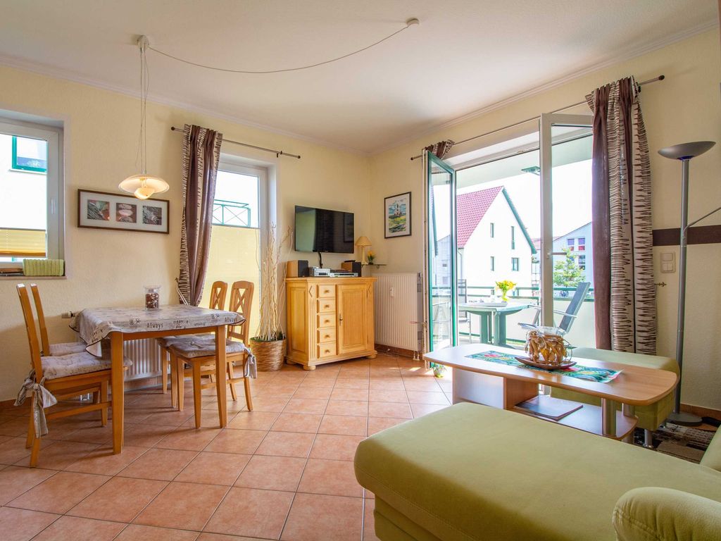 Der gemütliche Wohnbereich mit Zugang zum Süd-Balkon