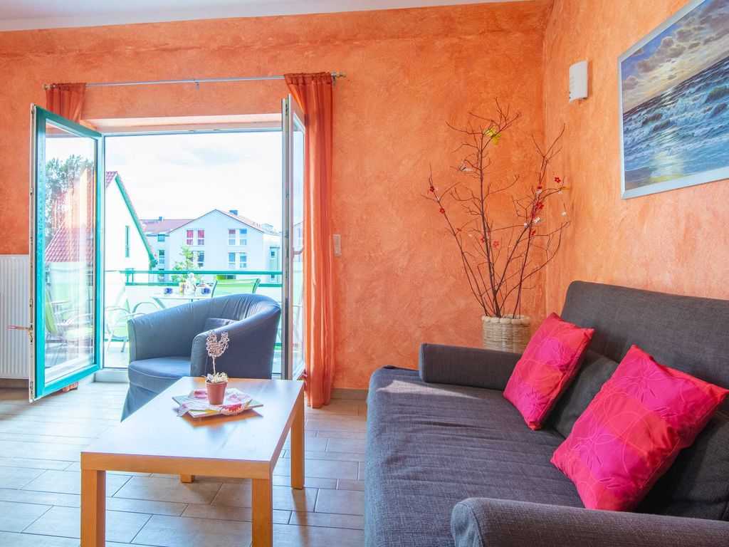 Die Couchgarnitur und der Zugang zum Balkon