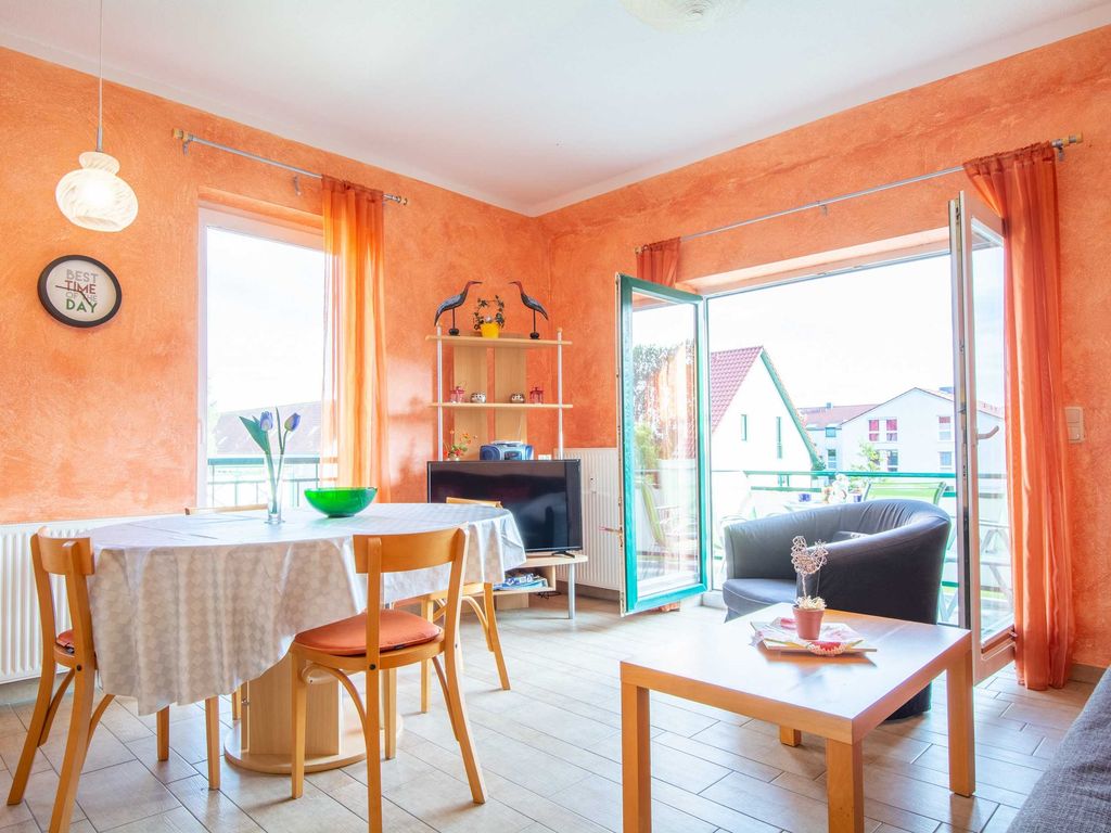 Der Wohnbereich mit Zugang zum möblierten Balkon