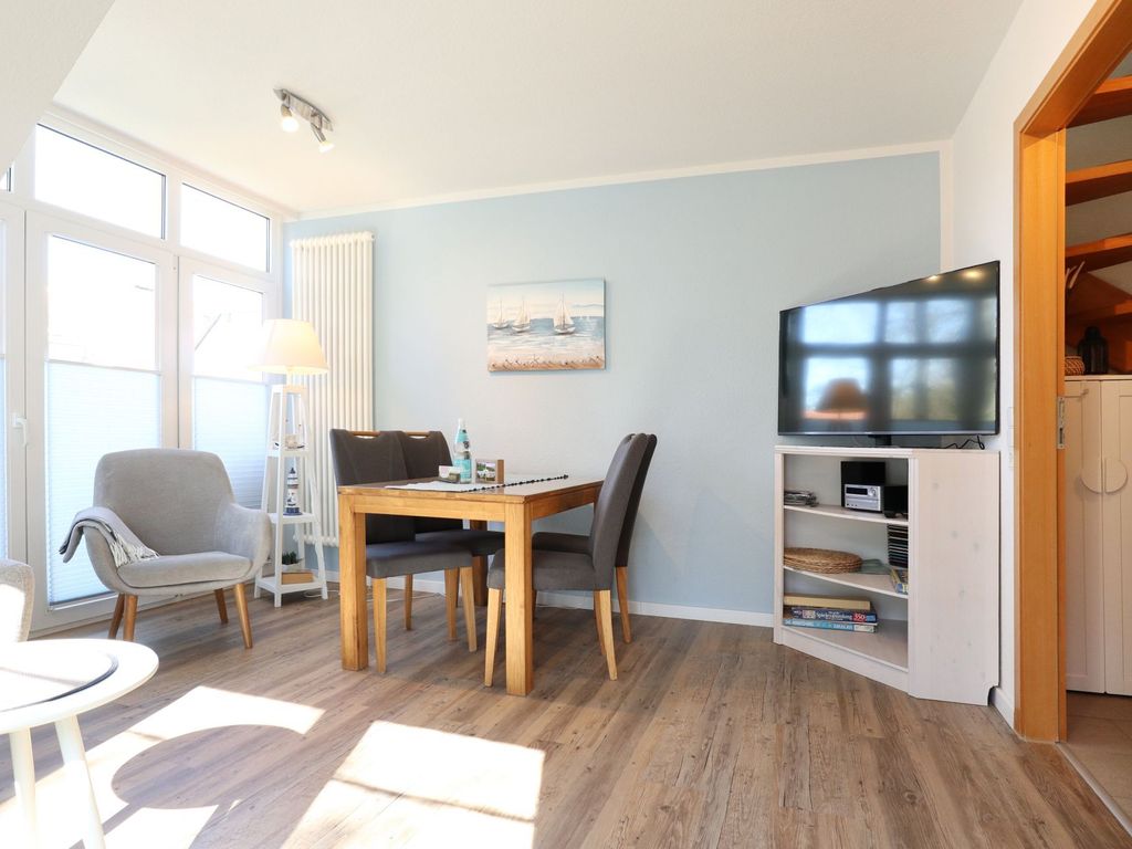 Strandvilla App.3 - Blick auf den offenen Wohn-/ Essbereich mit TV