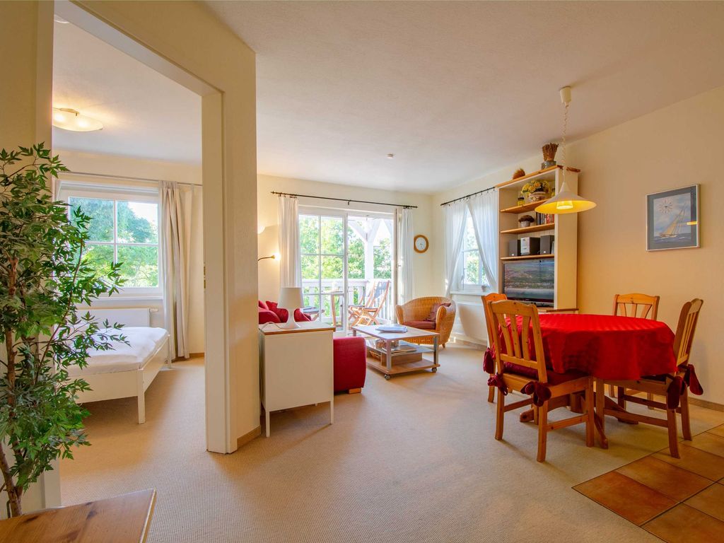 Der Wohnbereich mit Zugang zum Balkon