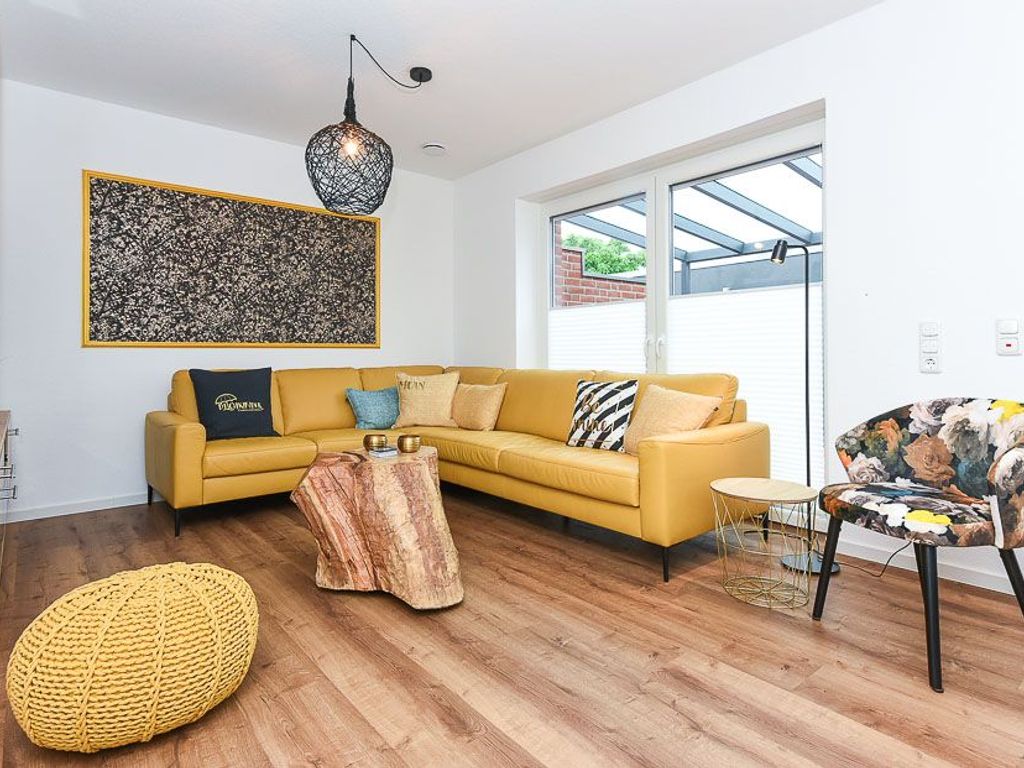 Wohnzimmer mit Essplatz und integrierter Küche