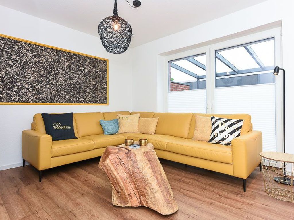 Wohnzimmer mit Essplatz und integrierter Küche