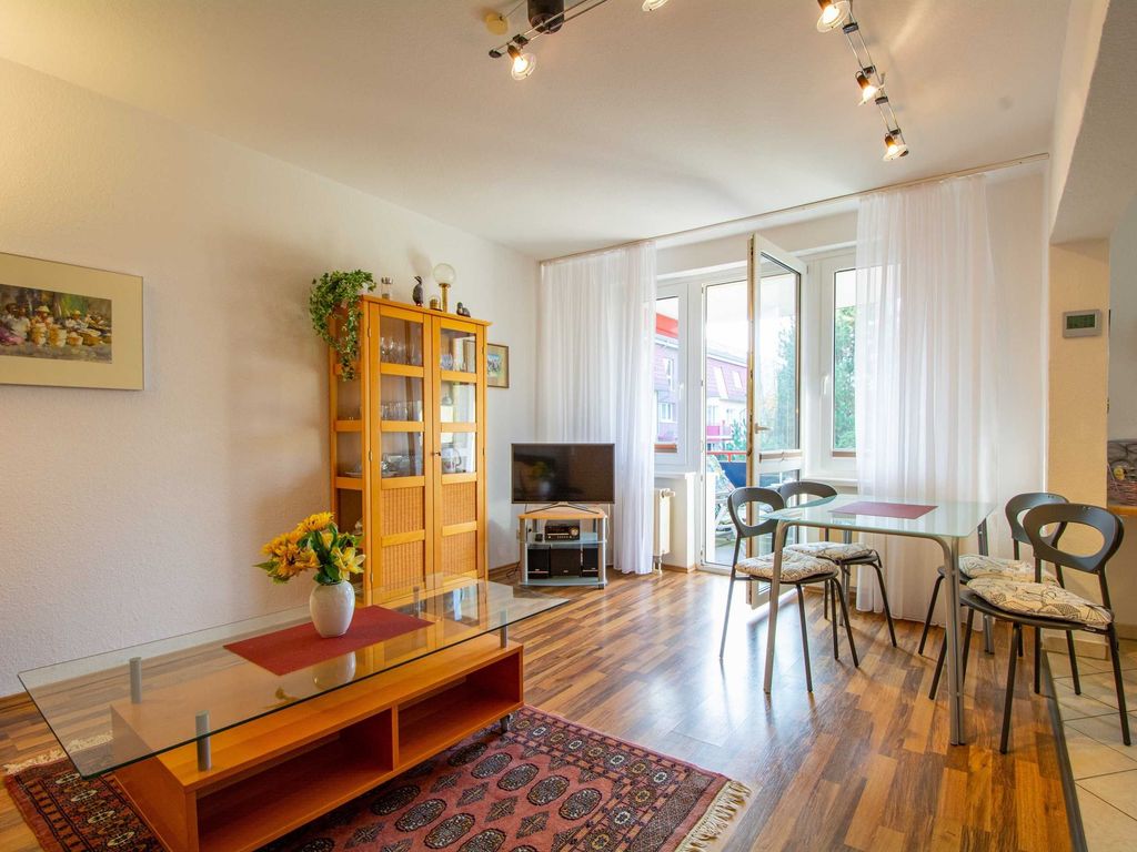 Der Wohnbereich mit Zugang zum möblierten Balkon