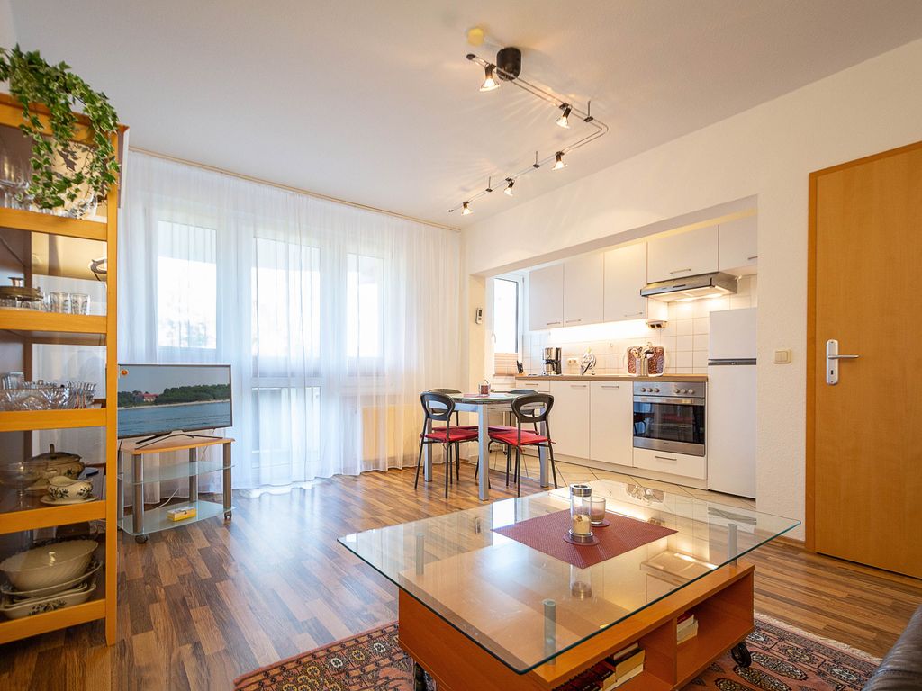 Der Wohnbereich mit Zugang zum Balkon