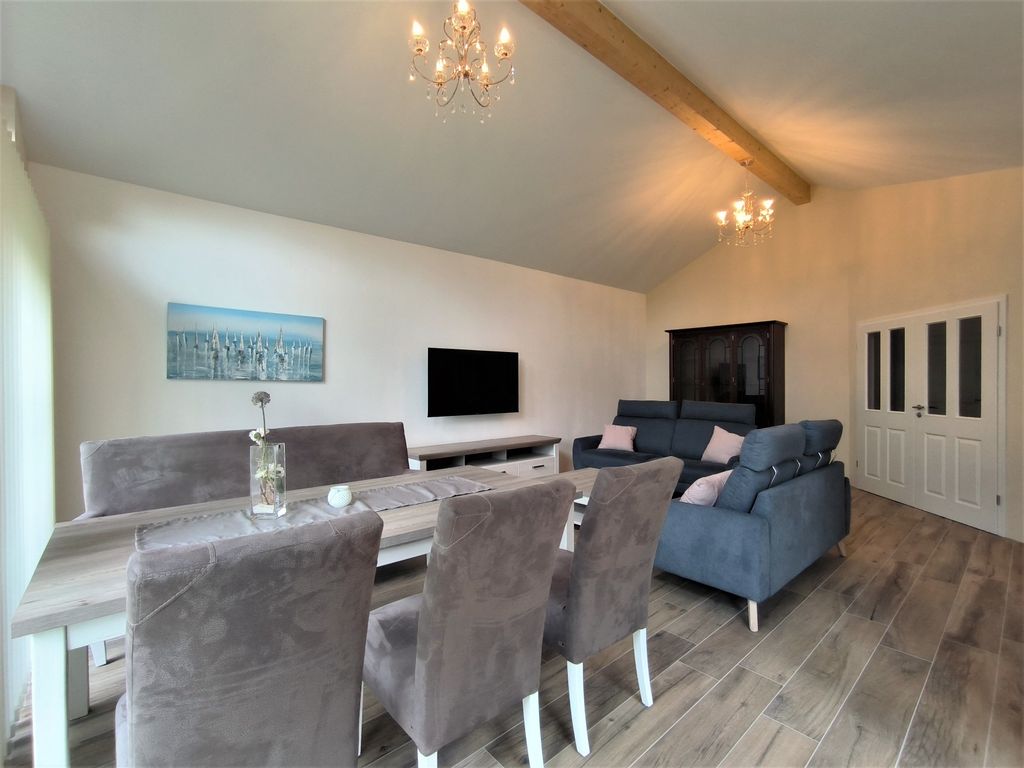 Wohnzimmer mit Sofas und großem Esstischv