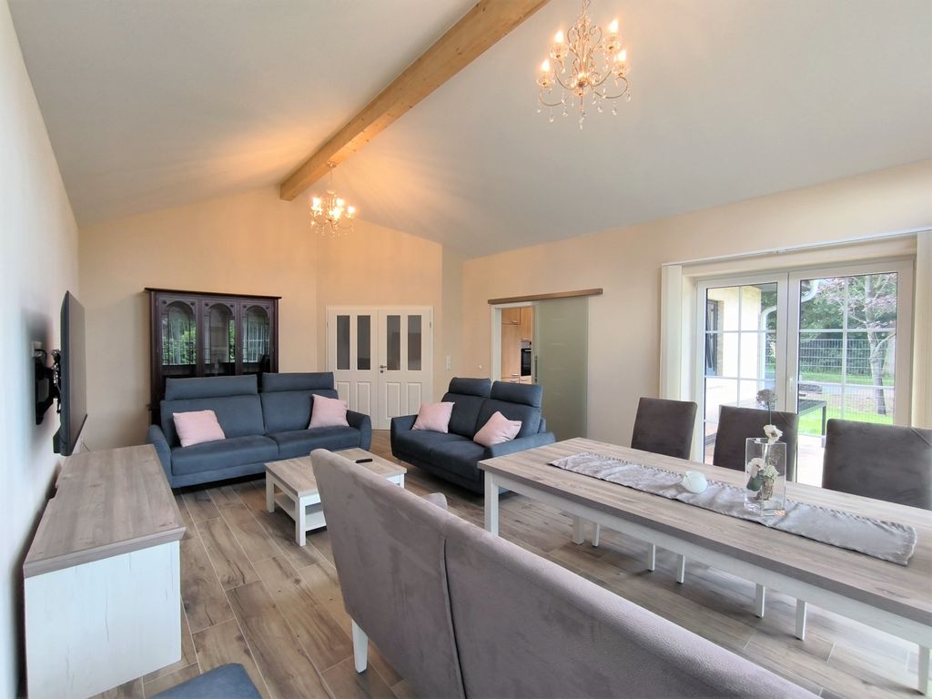 Wohnzimmer mit Sofas und großem Esstisch