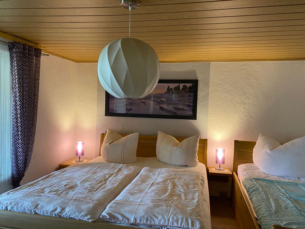 2. Schlafraum mit Doppelbett (1,80 x 2 m) und 1 Einzelbett