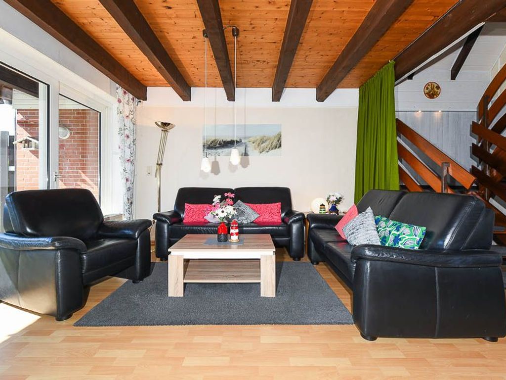 Wohnzimmer mit integriertem Küchenbereich