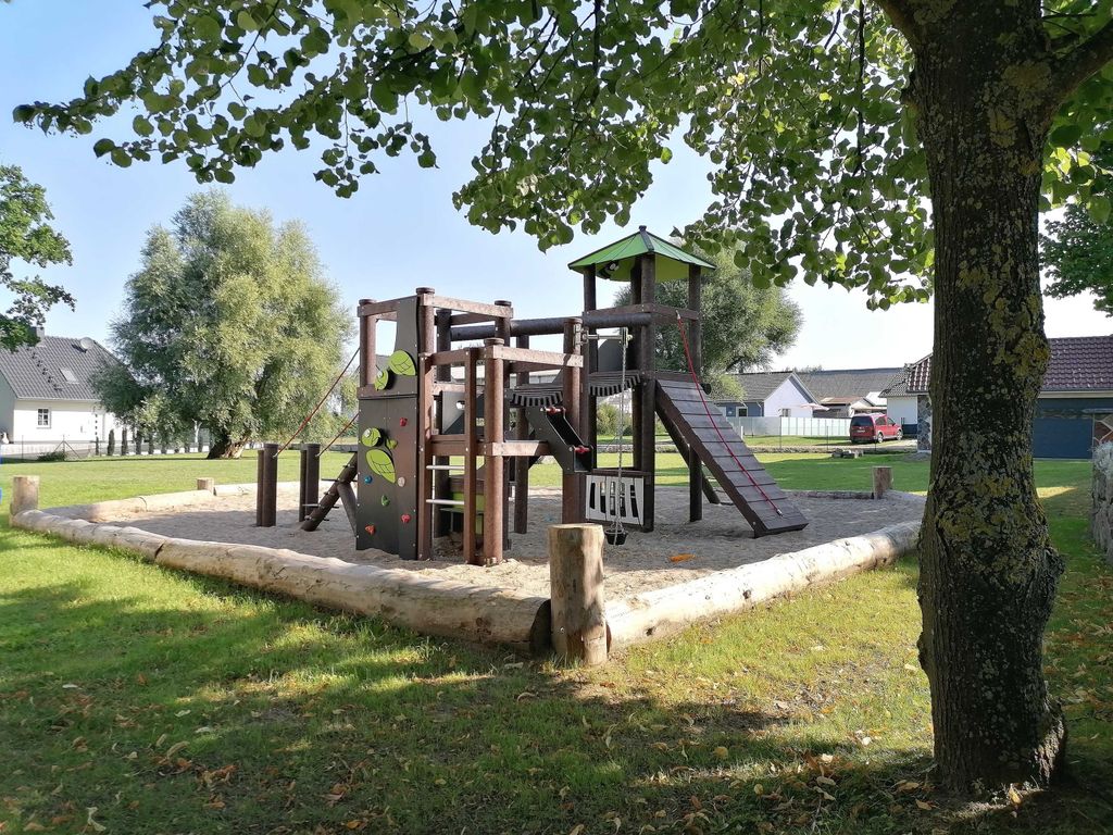 kleiner Spielplatz am Haus