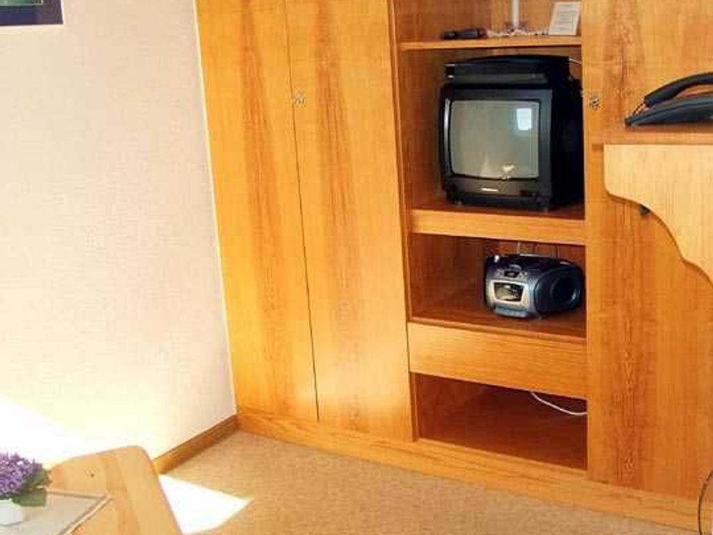 Großer, tiefer Schrank mit großer Staumöglichkeit für Wäsche und Kleider mit Sat-Fernseher und CD-Player, sowie Telefon und W-LAN.