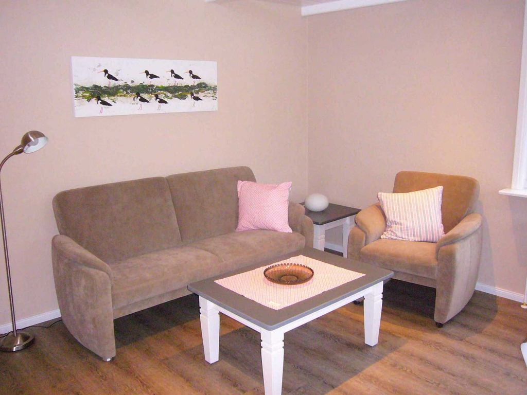 Gemütliches Wohnzimmer mit Sitzecke.