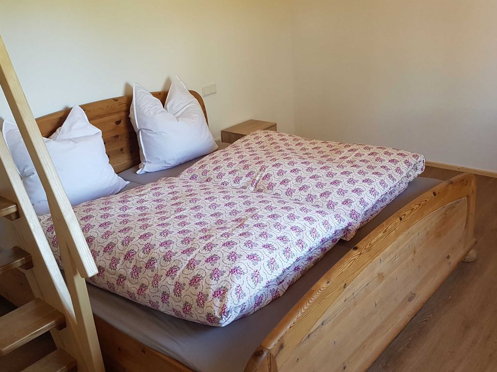 Zimmer mit Doppelbett und Galerie auch mit 2 Betten