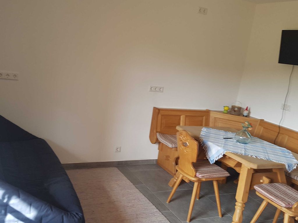 Essecke, Couch und Fernseher