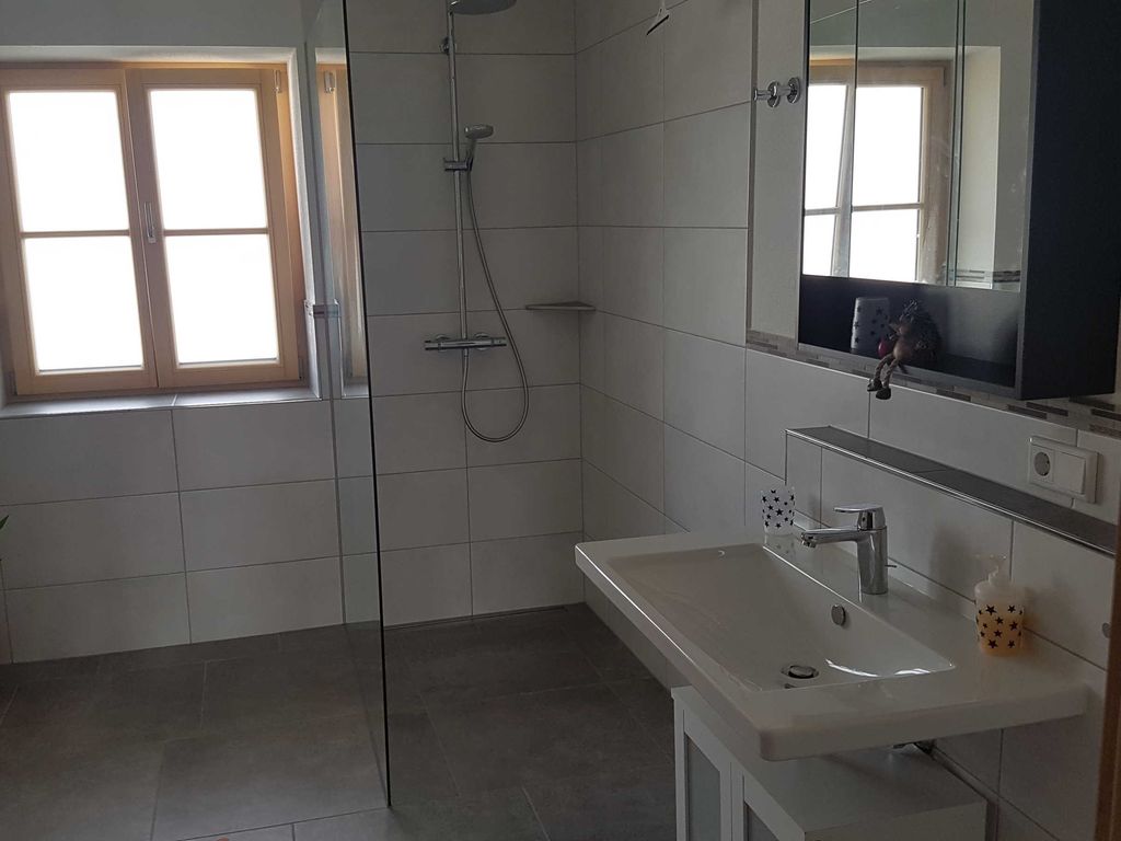 Badezimmer mit Dusche und WC