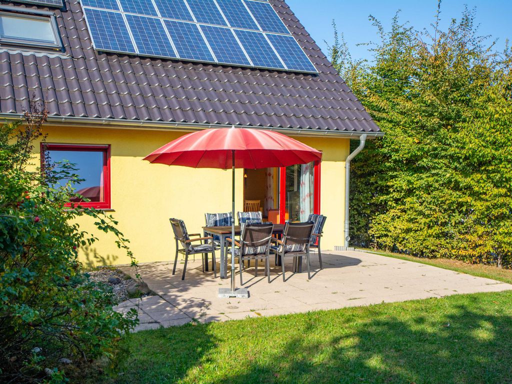 Die möblierte Ost-Terrasse mit Grünfläche