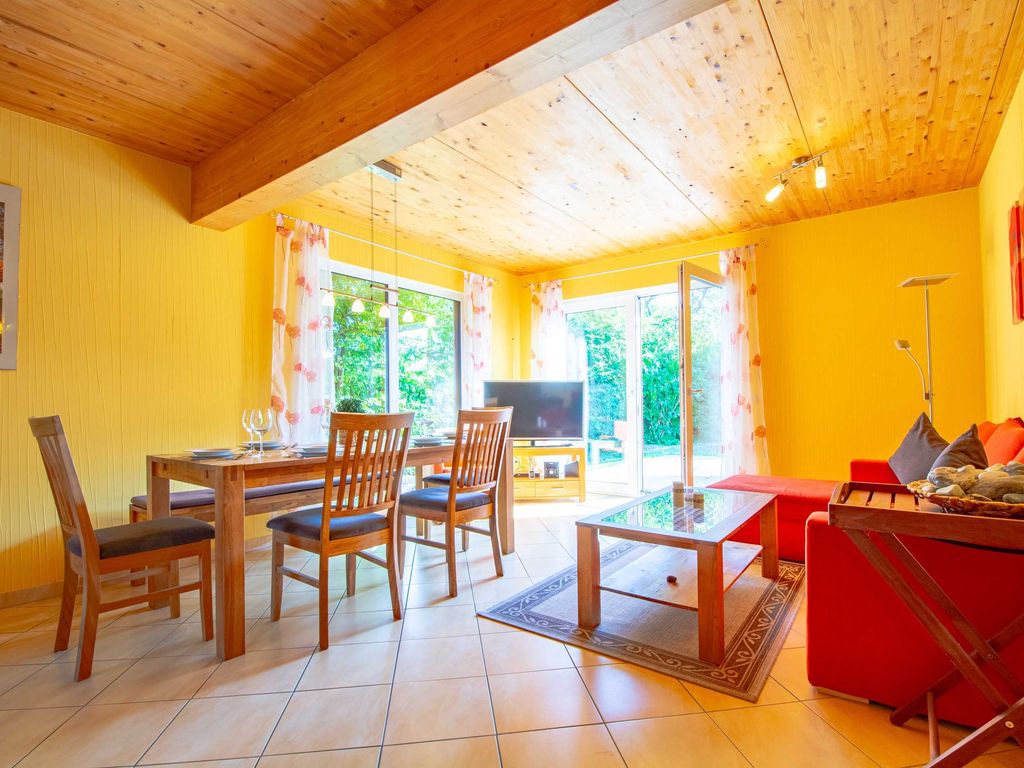 Der große offene Wohnbereich mit Zugang zur möblierten Terrasse