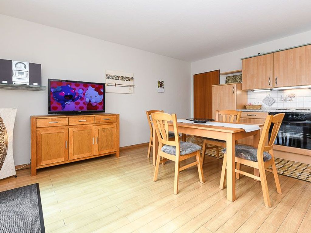 Wohnzimmer mit integriertem Küchenbereich