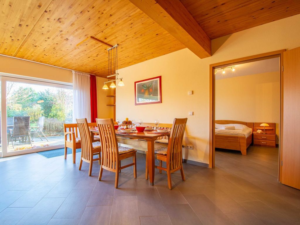 Der Wohnbereich mit großer Essecke und Zugang zur Terrasse