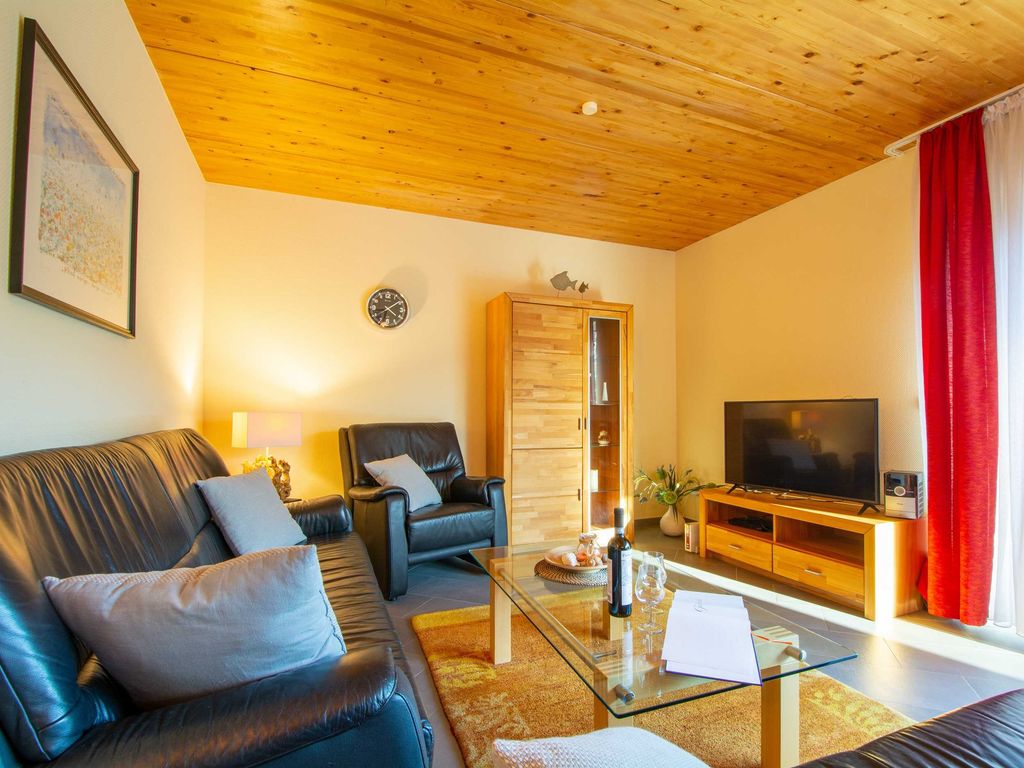 Die gemütliche Couchgarnitur und Flachbild-TV