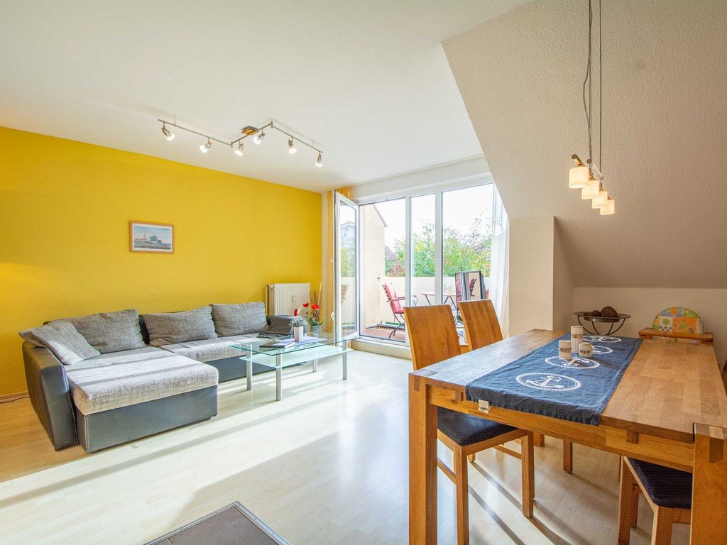 Der großzügige Wohnbereich mit Zugang zum Balkon