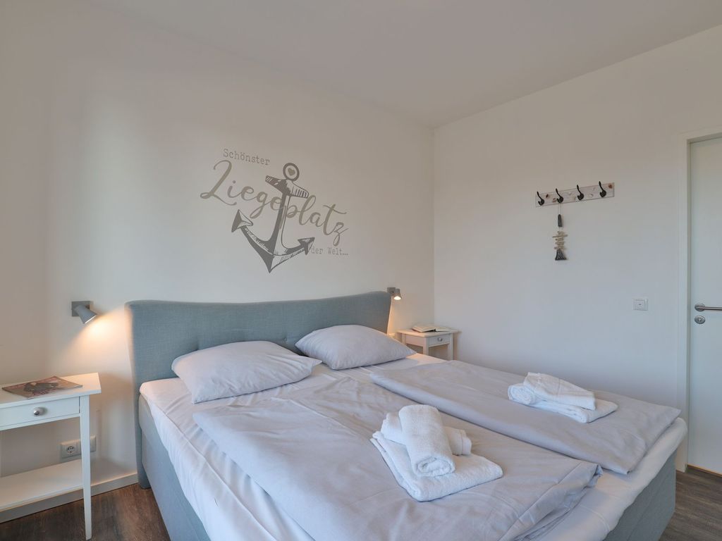 Hafenspitze App. 09 - Blick in das Schlafzimmer mit Logiazugang