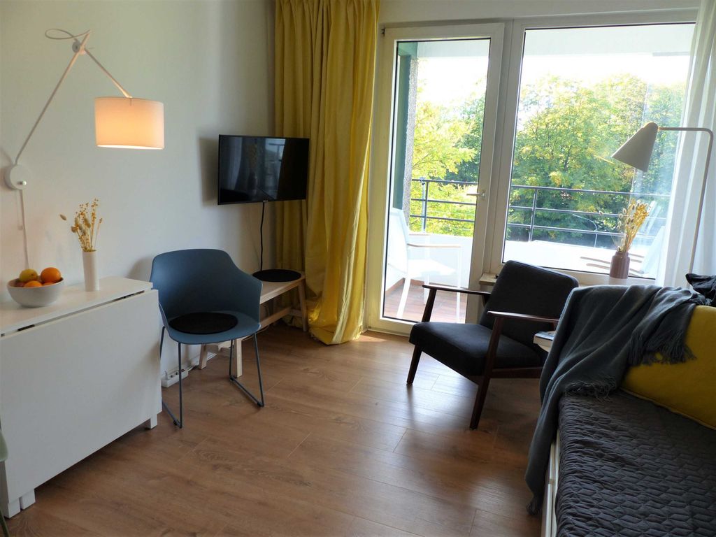Schöner Wohnbereich mit Zugang zum Balkon