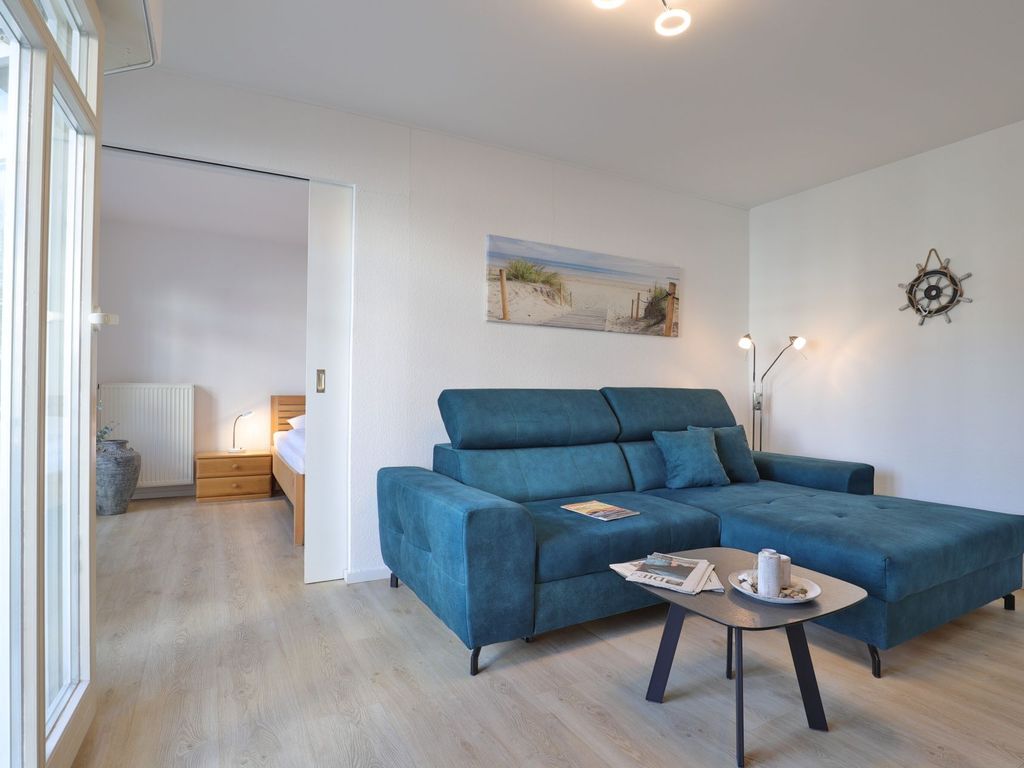 Haus am Meer, Whg.2 - Blick auf den offenen Wohnbereich und das Schlafzimmer