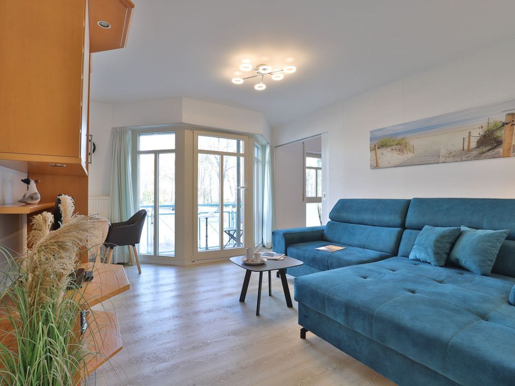 Haus am Meer, Whg.2 - Blick auf den gemütlichen Wohnbereich mit Balkonzugang