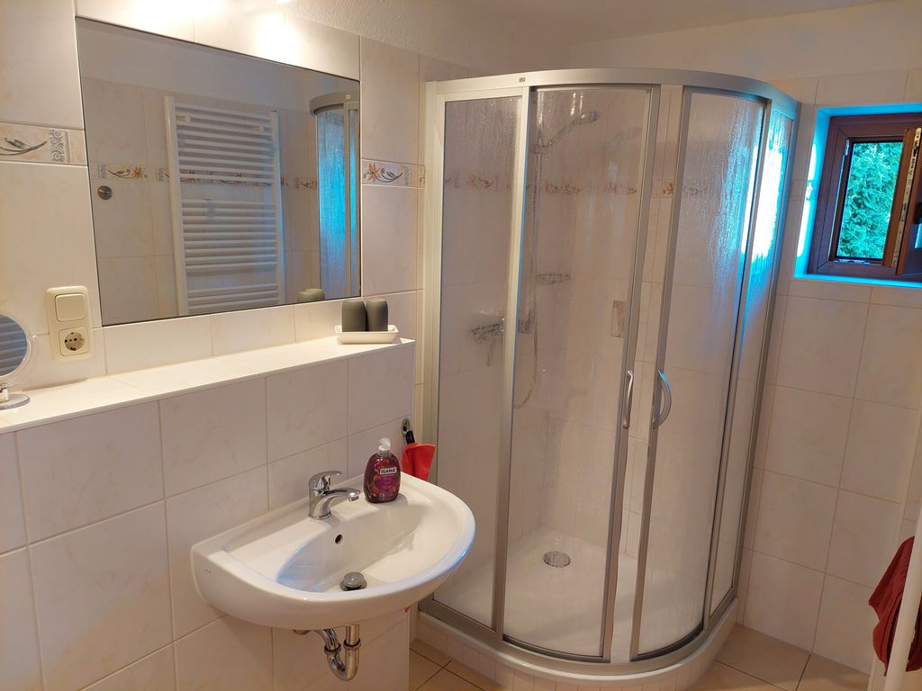 Das geräumige Tageslichtbad mit Dusche und WC