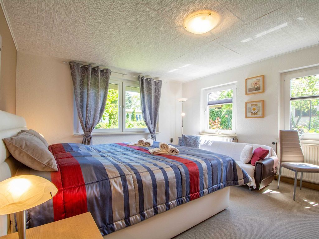 Das Schlafzimmer mit Doppelbett und Schlafcouch