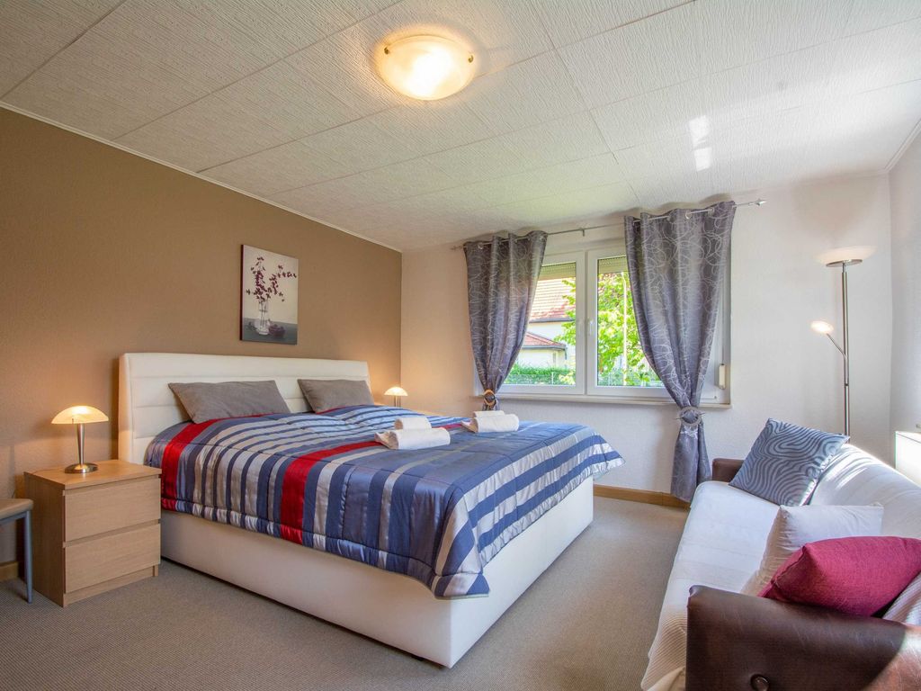 Das Schlafzimmer mit Doppelbett und Schlafcouch