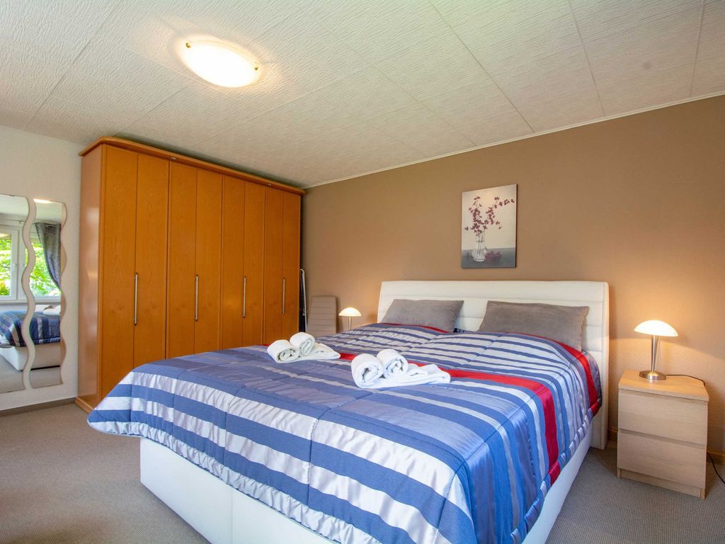 Das Schlafzimmer mit Doppelbett und großem Kleiderschrank